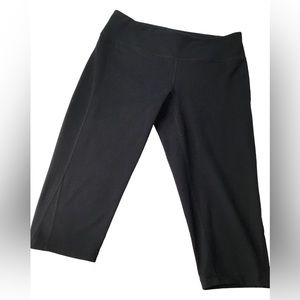 ZELLA - Cropped Leggings / Yoga Pants - Size Medium EUC